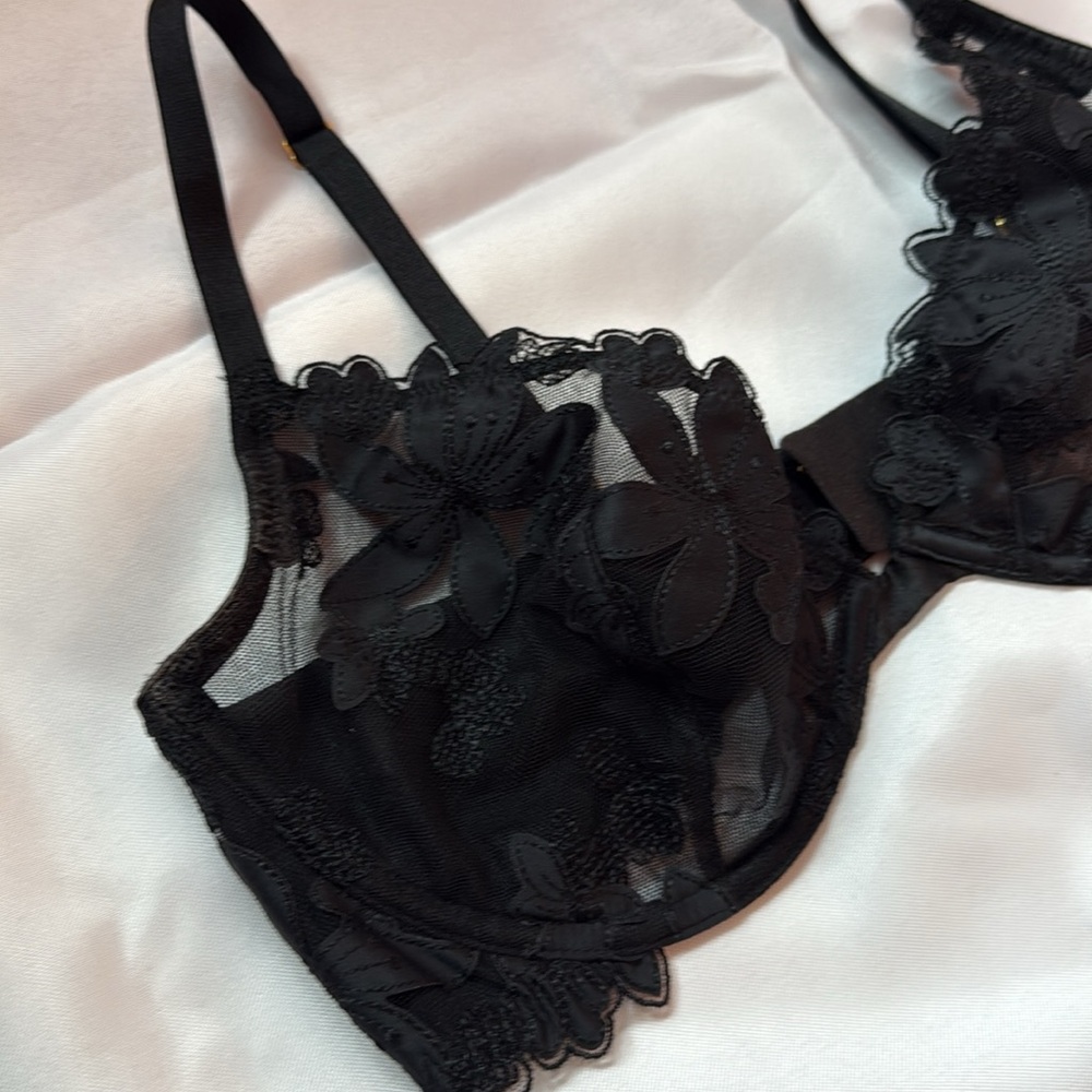 Victoria's Secret Black Floral Lace Underwire Bra & Panty Set - Picture 4 of 6